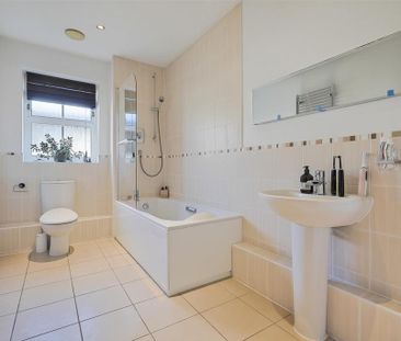 4 bedroom end of terrace house to rent - Photo 2