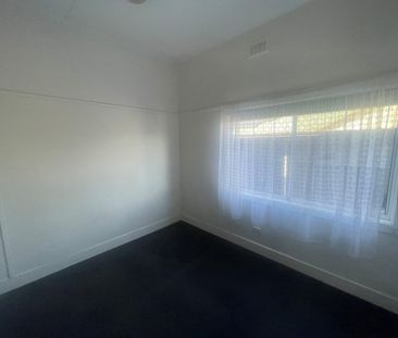 2 Bedroom, 1 Bathroom in the Heart of Moe - Photo 4