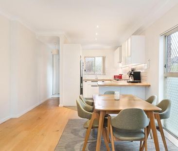 Tastefully Renovated, Oversized (218 sqm) Sun-Filled Garden Apartme... - Photo 1