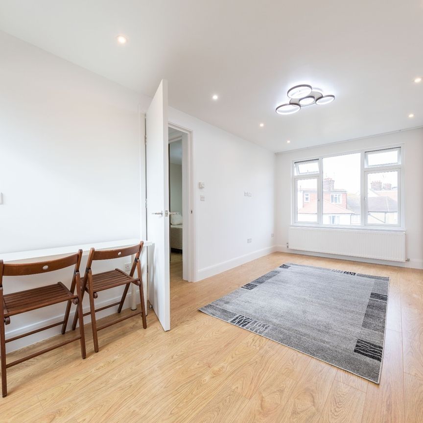 1 Bed Flat, London, NW11 - Photo 1