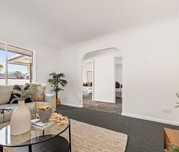 Attractive, Spacious and Well-Maintained 4 Bedroom House! - Photo 6