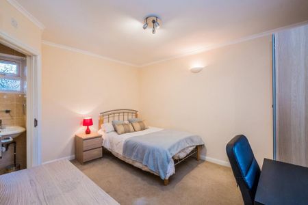 1 bedroom in a house share to rent - Photo 5