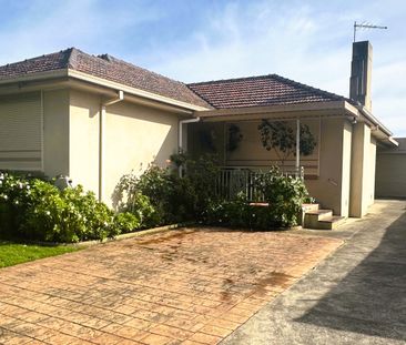 915 Centre Road, Bentleigh East VIC 3165 - House For Rent | Domain - Photo 6