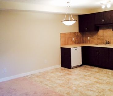 Modern Corner Unit Townhouse In Sage Hill – 2 Bed, 1.5 Bath With Ga... - Photo 5