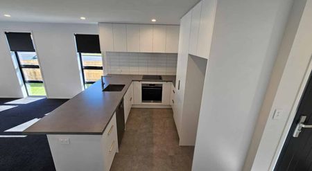 THREE BEDROOM CLOSE TO HOSPITAL - Photo 4