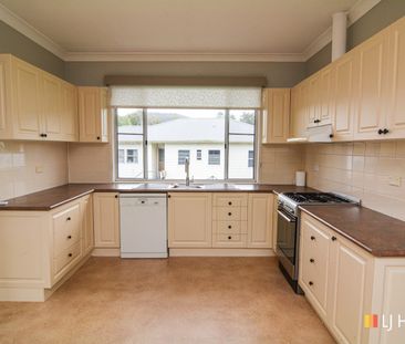 4 BEDROOM FAMILY HOME - Photo 6