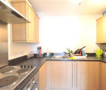 2 bedroom Flat in Coombe Way, Hampshire - Photo 4