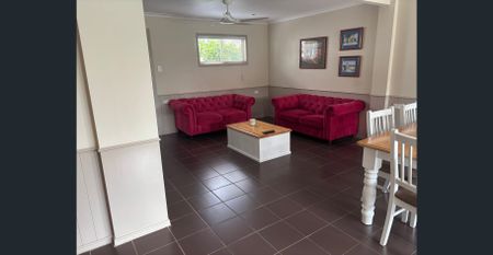 IDEAL FAMILY HOME - Photo 2