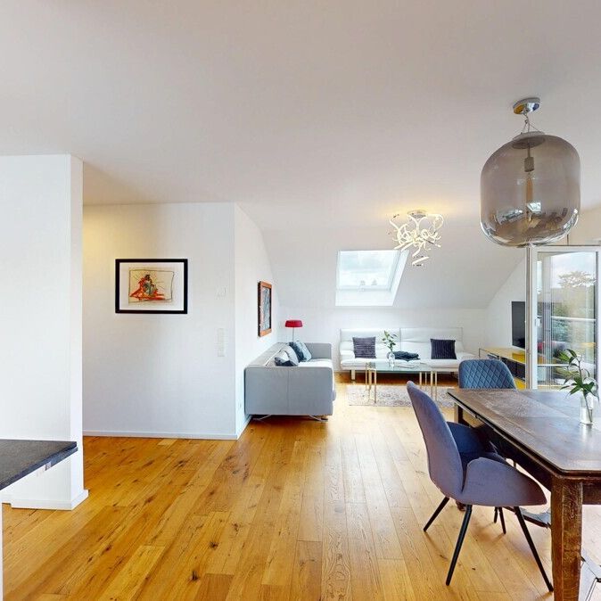 Exklusive Dachgeschosswohnung mit Einbauküche, West-Terrasse und Stellplatz in schöner Lage! - Photo 1