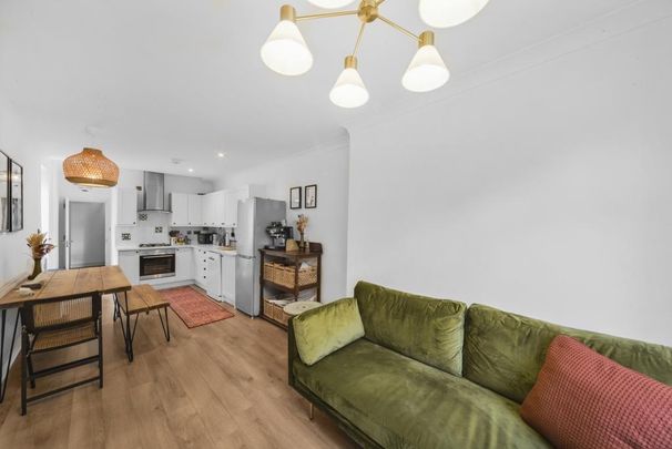 2 bedroom ground floor flat to rent - Photo 1