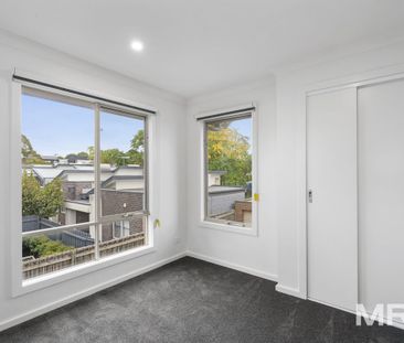 Low maintenance living with convenience all around - Photo 2