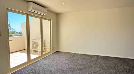 Modern 3-Storey Townhouse - Freshly Updated! - Photo 5