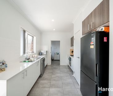 Modern 2-Bedroom Townhouse in Glenroy! - Photo 4