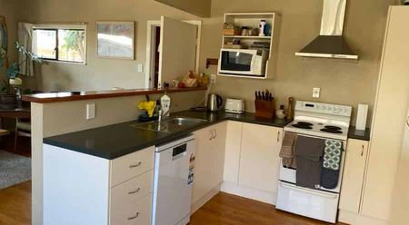 Perfect for families or professionals seeking a comfortable and stylish living space. - Photo 3