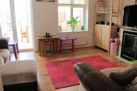 2 bedroom semi-detached house to rent - Photo 2