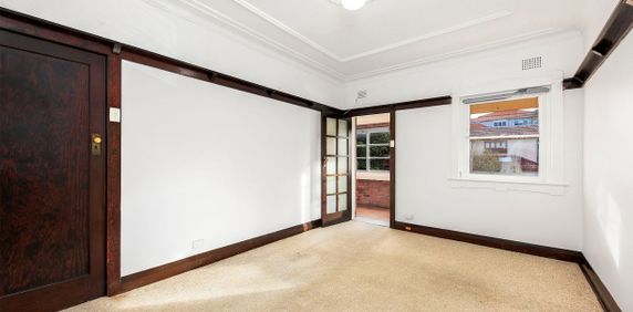 Huge Art Deco Apartment in a Prime Kensington Location - Photo 2