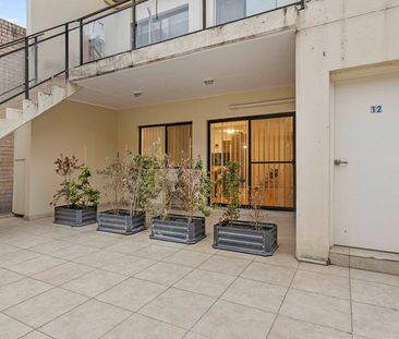 Modern 2 bedroom unit with backyard! - Photo 3
