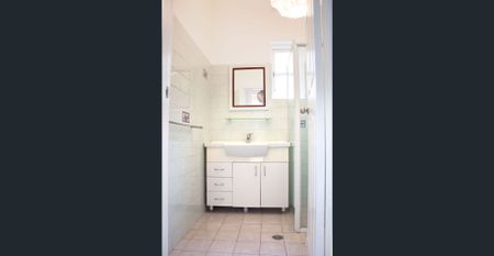 Cute duplex conveniently location - Photo 5