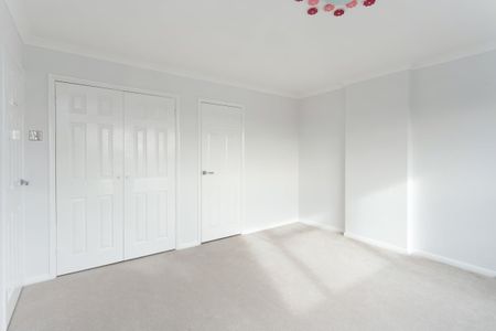 4 bedroom semi-detached house to rent - Photo 3