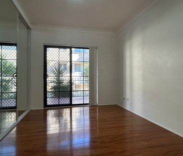 Modern & Spacious Apartment - Photo 2