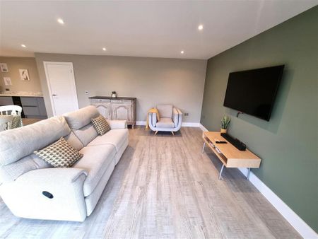 4 bedroom detached house to rent - Photo 4