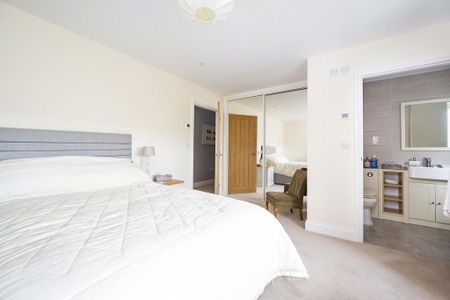 3 bedroom detached bungalow to rent - Photo 2