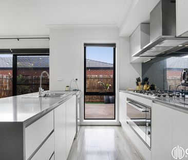 3 Bedroom, Multiple Living Area Townhouse For Lease! - Photo 6