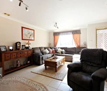 Spacious Family Townhouse with Private Backyard in Prime Schofields... - Photo 1