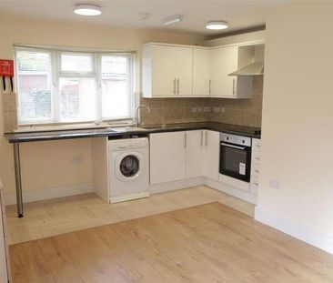 Bulstrode Avenue, Hounslow, Middlesex, TW3 - Photo 2