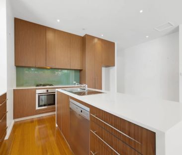 Beautiful balance of classical and contemporary - Photo 4