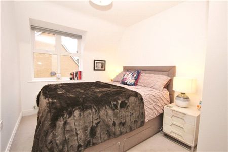 Queenswood Crescent, Englefield Green, Surrey, TW20 0AT - Photo 2