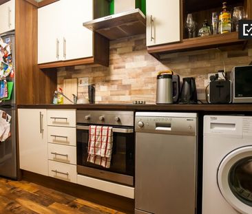 Room for rent in a 3-bedroom house in Oldbawn, Dublin - Photo 5
