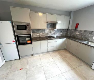 4 bedroom terraced house to rent - Photo 3