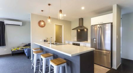 Spacious and private family home! - Photo 2