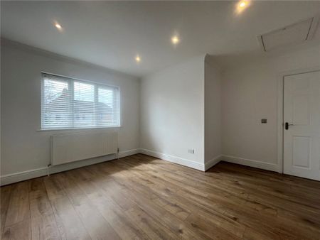 2 Bedroom Flat / Apartment - Winchester Road, Bishops Waltham - Photo 2