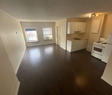 199.2 Wellington Street - 1 bed, 1 bath RENOVATED UNIT - Photo 2