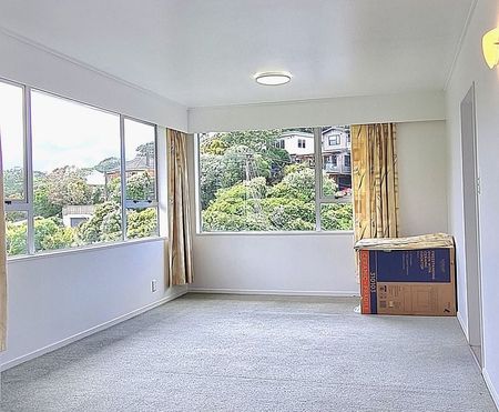 Sunny, 2-Bdrm Upper-Level Flat – Prime Location! - Photo 2