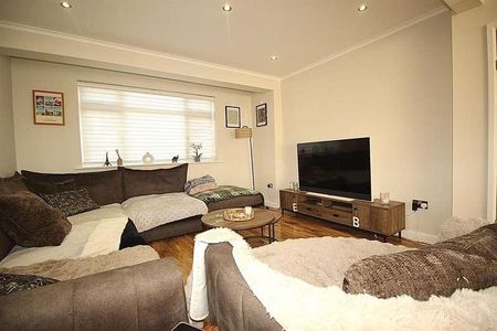 Bedford Crescent, Enfield, EN3 - Photo 2