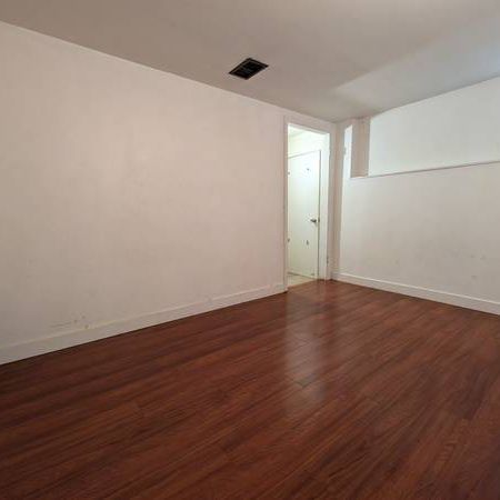 A single house with 1 bed 1 bath at the rear floor - Photo 1