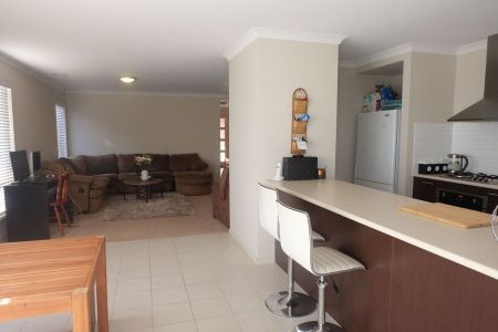 SPACIOUS FAMILY LIVING - Photo 2