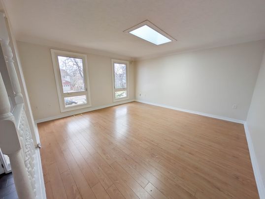 Spacious 3 Bedroom Main Unit in Thorold! - Photo 1