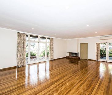 Unfurnished art deco home in lovely location - Photo 2