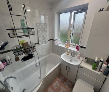 4 bedroom end of terrace house to rent - Photo 1