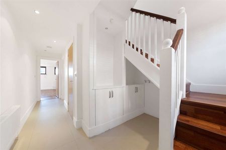 A spectacular find from Savills - a spacious 3/4 double bedroom, 3 bathroom townhouse spread across 4 floors, conveniently nestled just of Narrow Street. - Photo 2