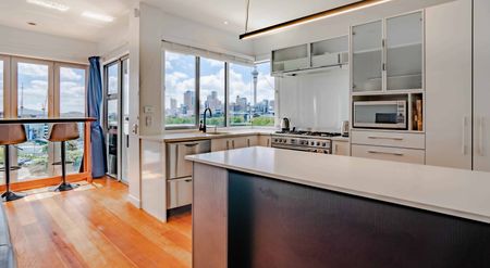 SHORT TERM - Split Level 125sqm Sub Penthouse - Photo 2