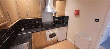 Large 1-Bedroom Top-Floor Apartment on Royal York Crescent. - Photo 4