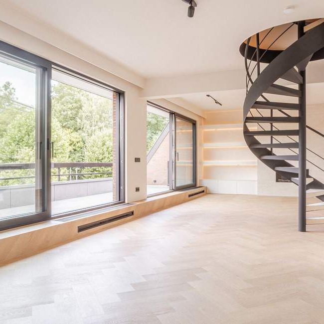 Triplex te huur in Ukkel voor € 3.650 met 4 slaapkamers - Photo 1