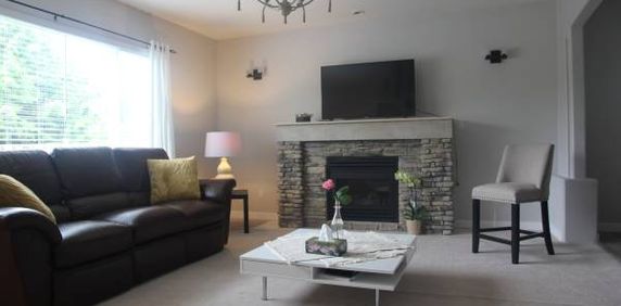 Newly Renovated Private, Spacious, Furnished One Bedroom - Photo 2