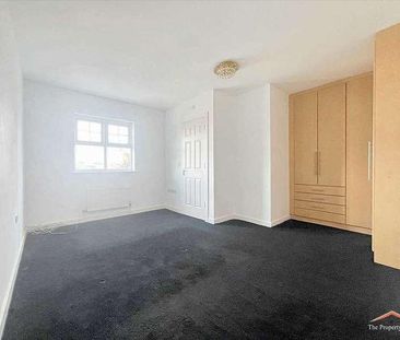De Havilland Road, Edgware, HA8 - Photo 2
