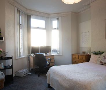 Complete with stylish loft conversion - Photo 3